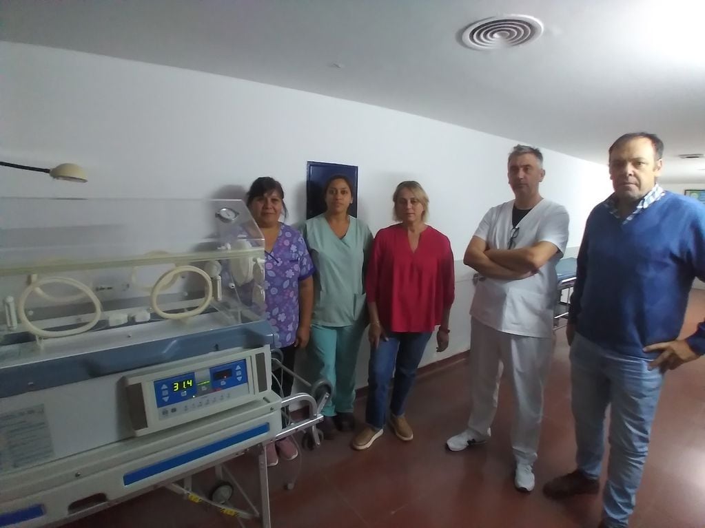 Amigos del Hospital entregaron una nueva incubadora de traslado al Centro de Salud