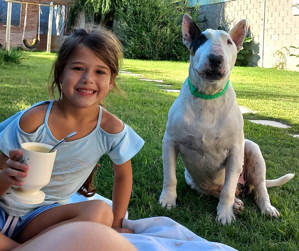 Delfina tomando mates con Argos.