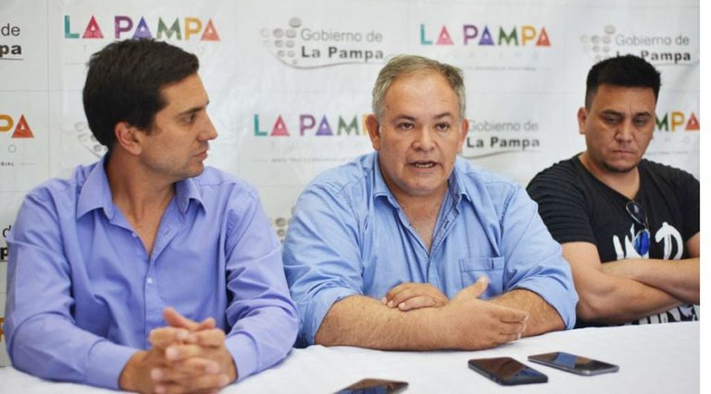 El intendente Gustavo Cein, al centro, junto al subsecretario Lautaro Córdoba y Ricardo Ferreyra, del grupo "Bravíos" (Vía Santa Rosa)