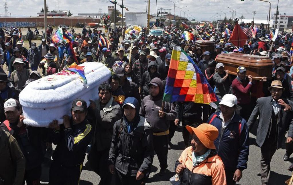 La historia de la imagen que recorre Bolivia sobre los ataúdes entre gas lacrimógeno