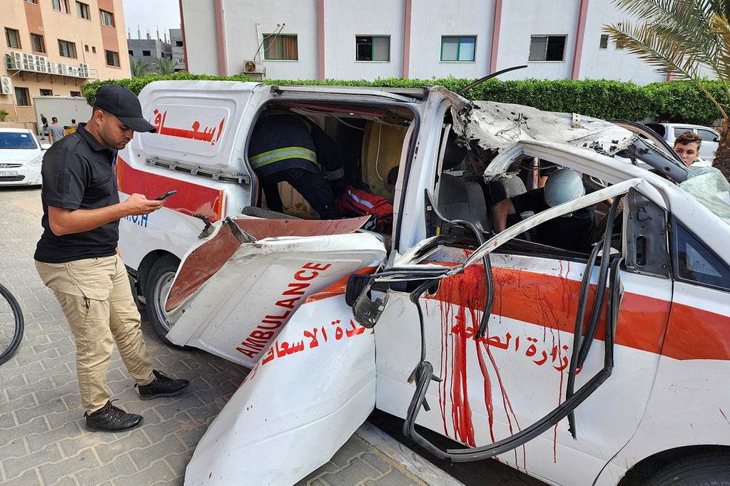 Médicos palestinos inspeccionan una ambulancia dañada por un ataque aéreo israelí dentro del hospital Nasser en Khan Younis, en el sur de la Franja de Gaza. 