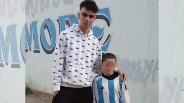 Vio a un nene limpiando vidrios en Comodoro y le regaló una camiseta de Argentina