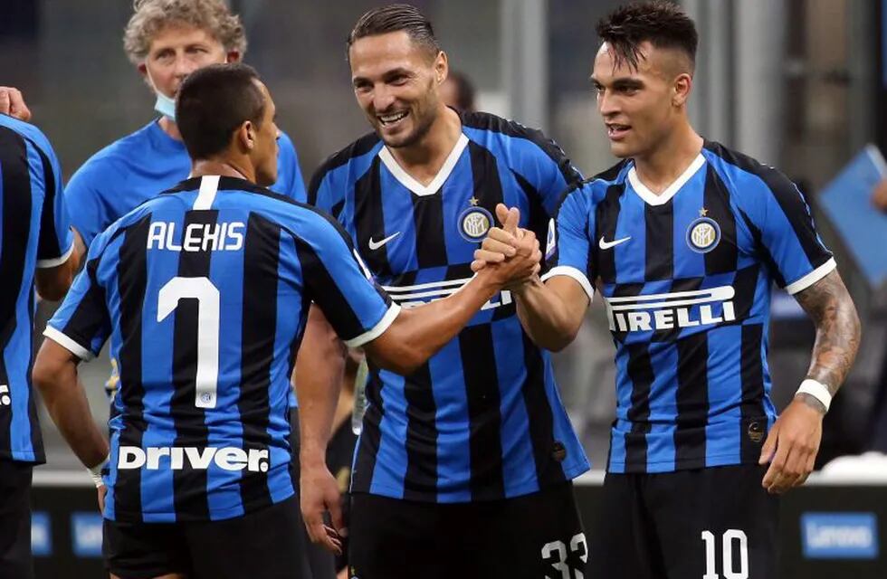 Milan (Italy), 13/07/2020.- Inter Milan's Lautaro Martinez (R) celebrates with his teammates after scoring the 3-1 goal during the Italian Serie A soccer match between Inter Milan and Torino FC at Giuseppe Meazza stadium in Milan, Italy, 13 July 2020. (Italia) EFE/EPA/MATTEO BAZZI