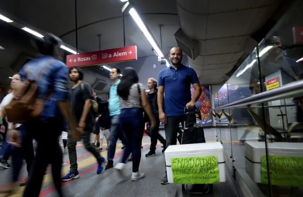 Pedro Abreu vende sus empanadas venezolanas en el subte porteño (Germán García Adrasti/Clarín)