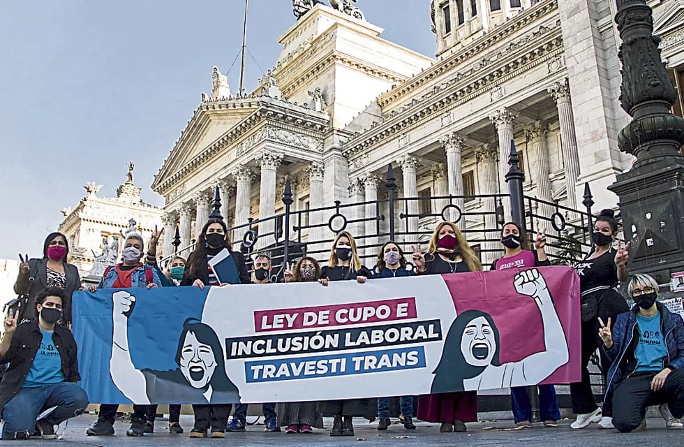 Respaldo. Organizaciones que vienen luchando por el cupo travesti y trans celebraron frente al Congreso el tratamiento del proyecto. (Télam)