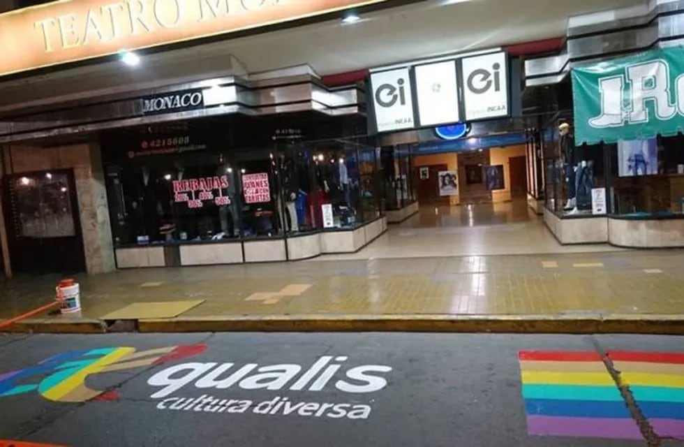 Aequalis pintó una bandera para luchar contra la discriminación a la comunidad LGBT.