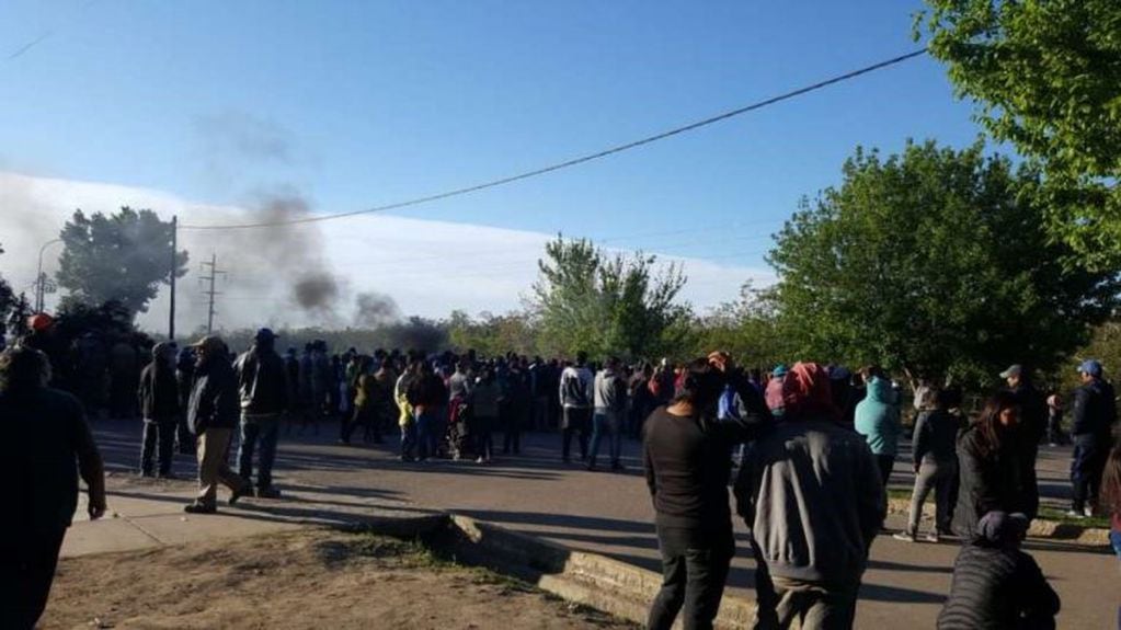 Vecinos de Tupungato prenden fuego frente a la Comisaría en pedido de justicia. (Gentileza)