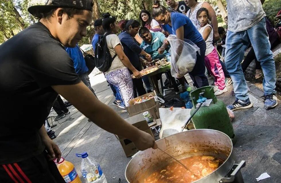 Ciudacoches de la ciudad se acercaron a la plaza Independencia para obtener un plato de comida.