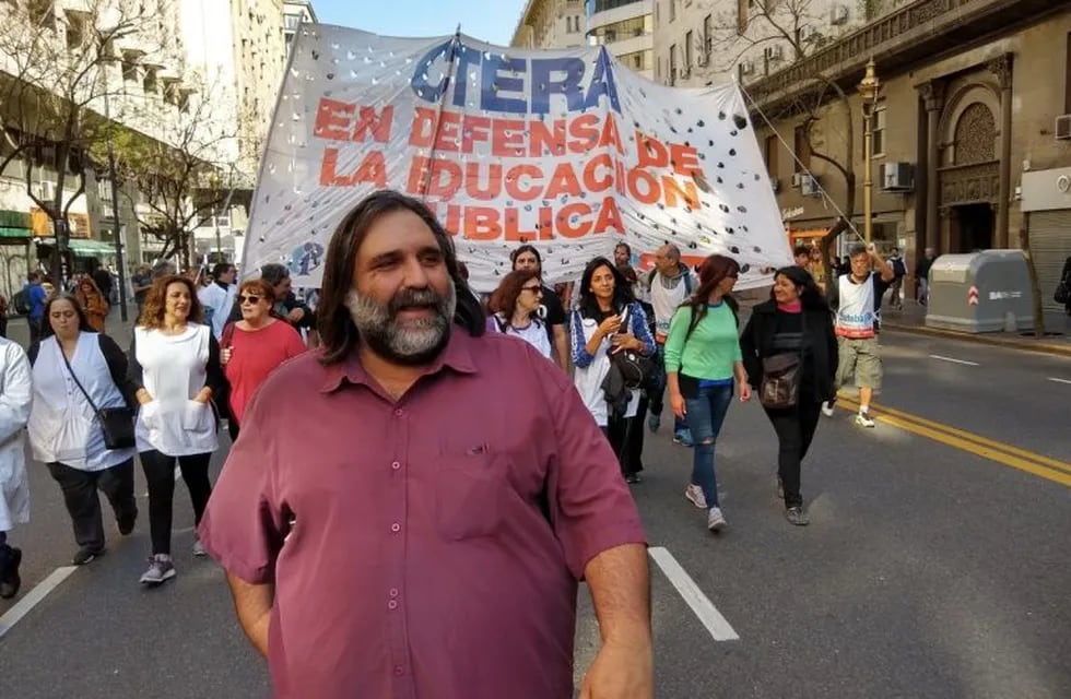 Roberto Baradel en la marcha de docentes durante el paro nacional. (Clarín)