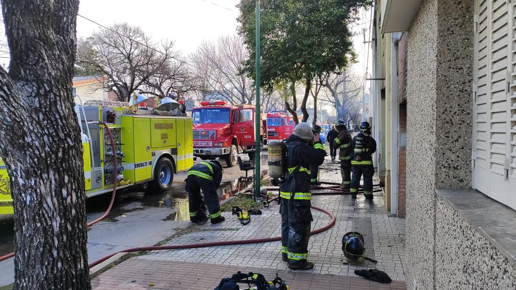 Feroz incendio en una vivienda de calle Las Heras