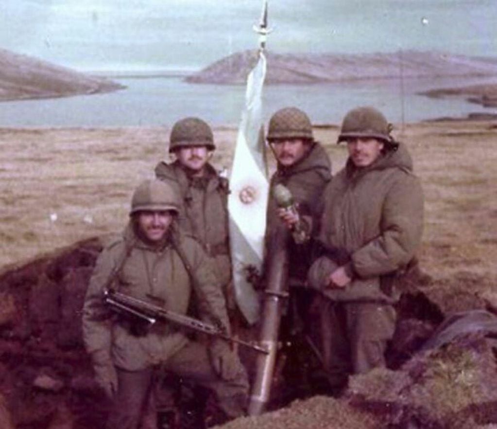 Soldados argentinos durante la guerra de las Malvinas, apostados en Bahía Fox.