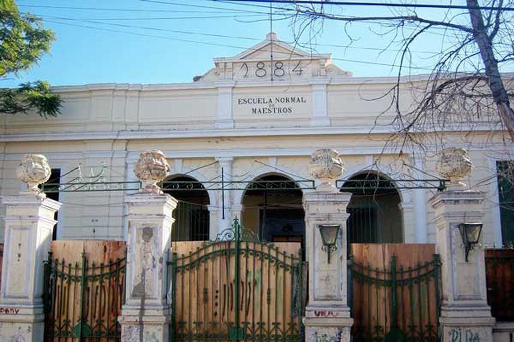 Hace varios años, el propio estado modificó el edificio donde en 1898 Rosario Vera Peñaloza fundó el primer jardín de infantes de la Argentina. Hoy es un paseo cultural/comercial