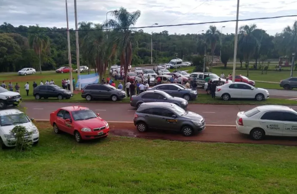 Manifestación en Puerto Iguazú: transportistas piden exclusividad en las estaciones de servicio y en Migraciones.