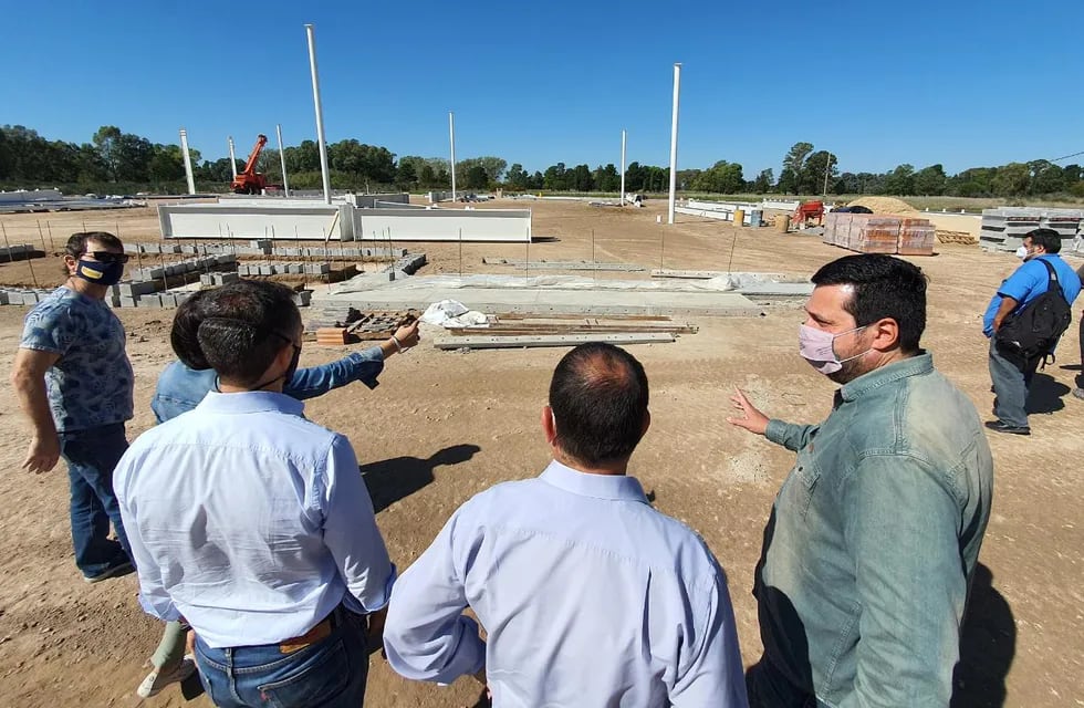 El intendente recorrió la obra del supermercado Maxiconsumo