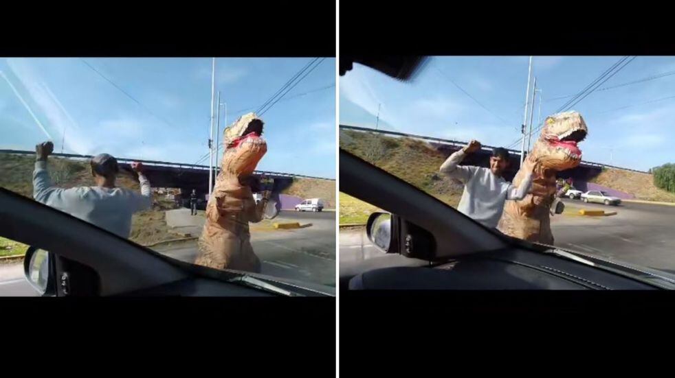Se bajó a bailar con un dinosaurio en un semáforo en Mendoza y se volvió viral.