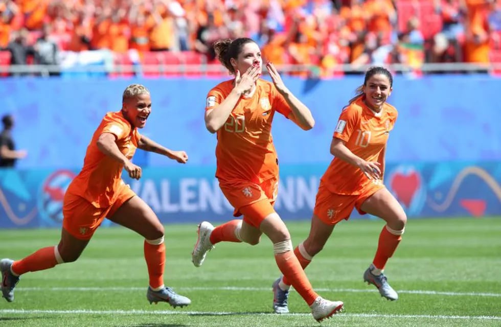 TOL26. Valenciennes (France), 15/06/2019.- Doiminique Bloodworth (C) of Netherlands celebrates after scoring the 2-1 during the preliminary round match between Netherlands and Cameroon at the FIFA Women's World Cup 2019 in Valenciennes, France, 15 June 2019. (Mundial de Fútbol, Camerún, Francia, Países Bajos; Holanda) EFE/EPA/TOLGA BOZOGLU