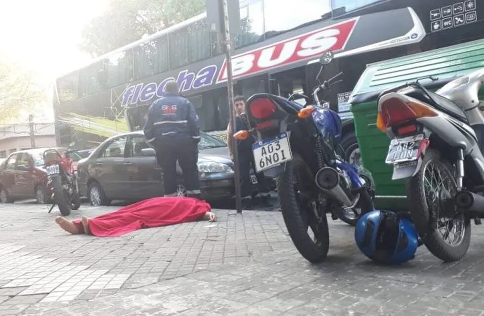 El micro quedó detenido frente al centro de salud de la zona sur. (El Ciudadano)