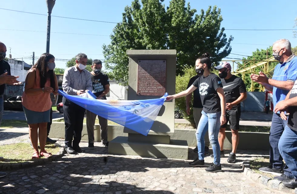 Nueva placa en recuerdo de los ex combatientes de Malvinas (Municipalidad de Rosario)