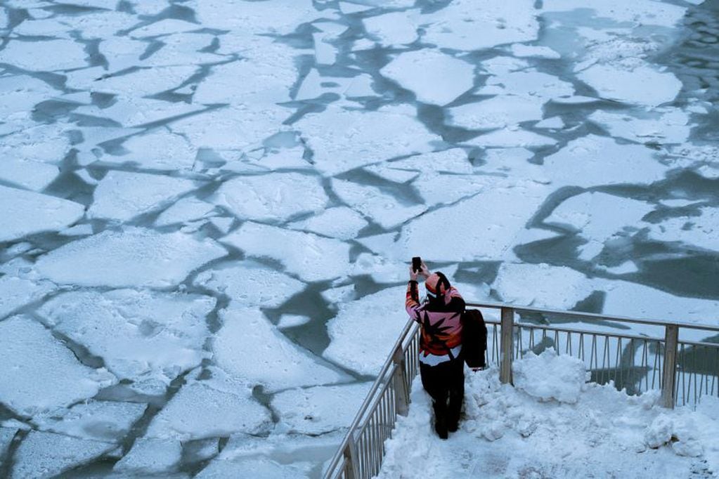 Bloques de hielo flotaban en el río de Chicago. (REUTERS)