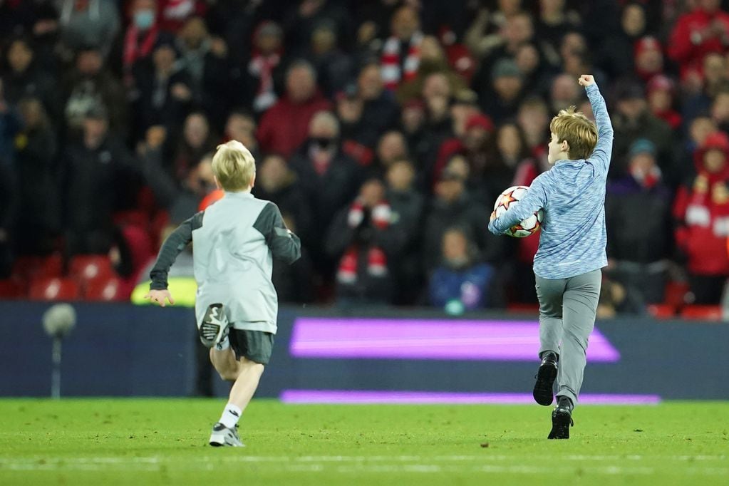 Un niño ingresó al campo de juego del Liverpool y se llevó la pelota de la Champions League.