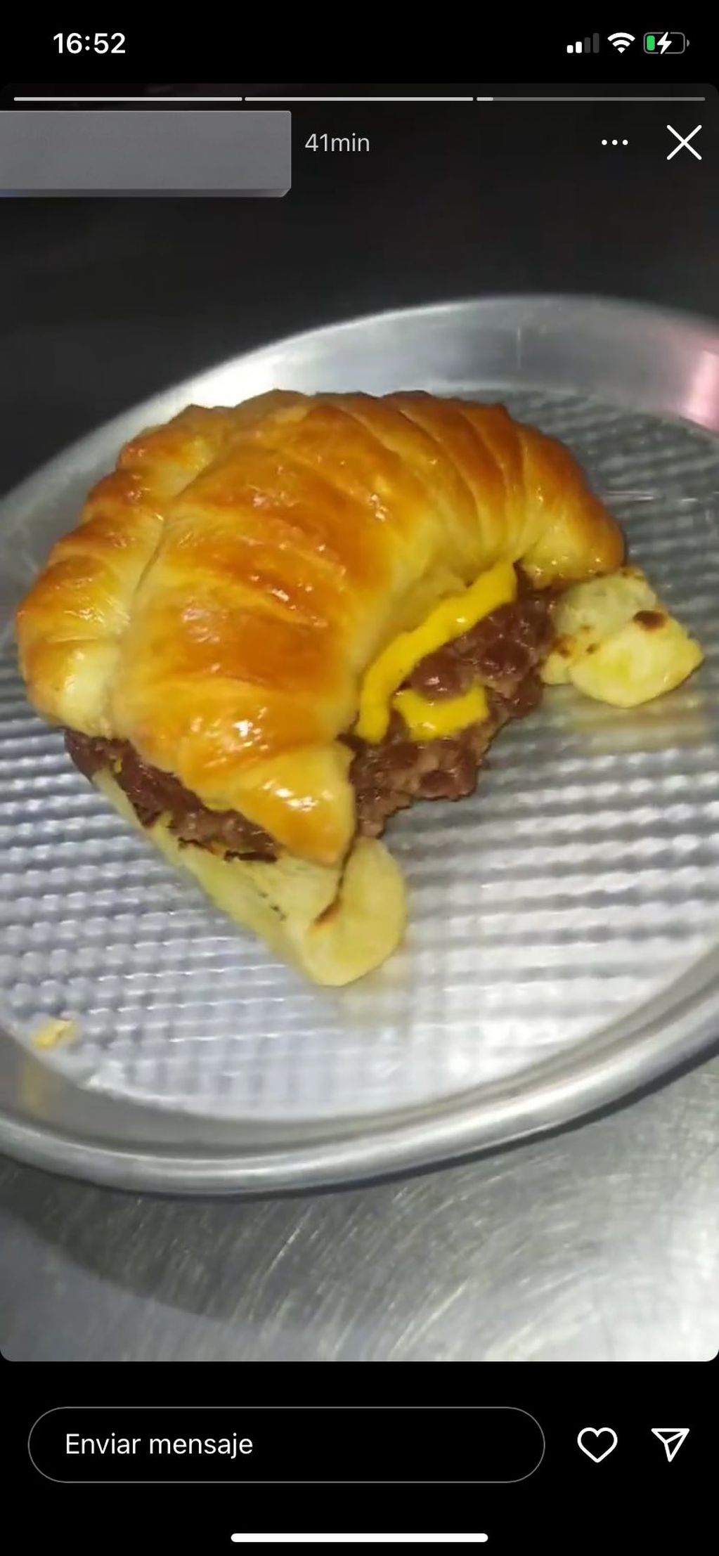 Nueva tendencia viral en redes: las hamburguesas con medialunas y cheddar