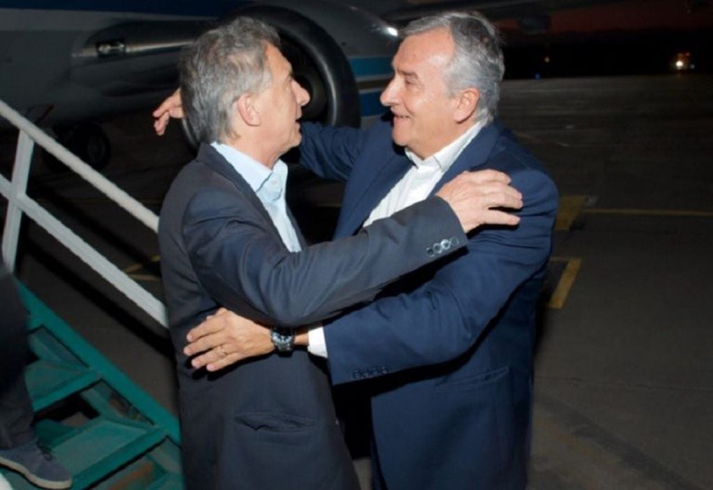 En una de sus últimas visitas a Jujuy, el presidente Mauricio Macri es recibido por el gobernador Morales en el aeropuerto "Horacio Guzmán". (Archivo)