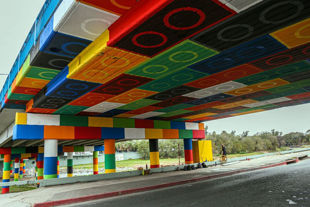 Municipalidad de Córdoba realizó un mural de gran formato en puente Zípoli. 
