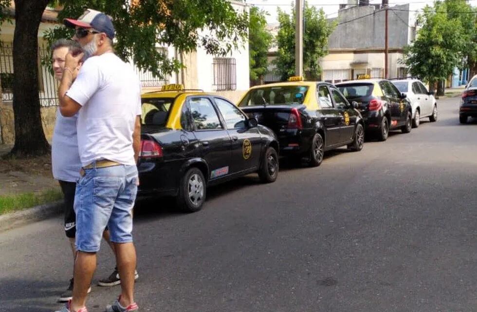 El cortejo fúnebre de Gerónimo Escobar era acompañado por un nutrido número de taxistas. (@maxiklan)