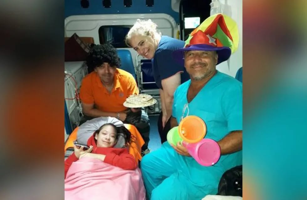 Le festejaron el cumpleaños en la ambulancia (Pampadiario)