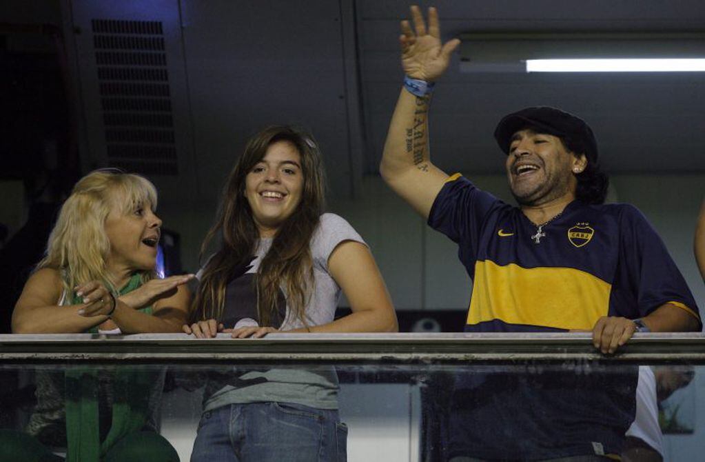 Diego Armando Maradona alentando a Boca junto a Claudia Villafañe y su hija Claudia.