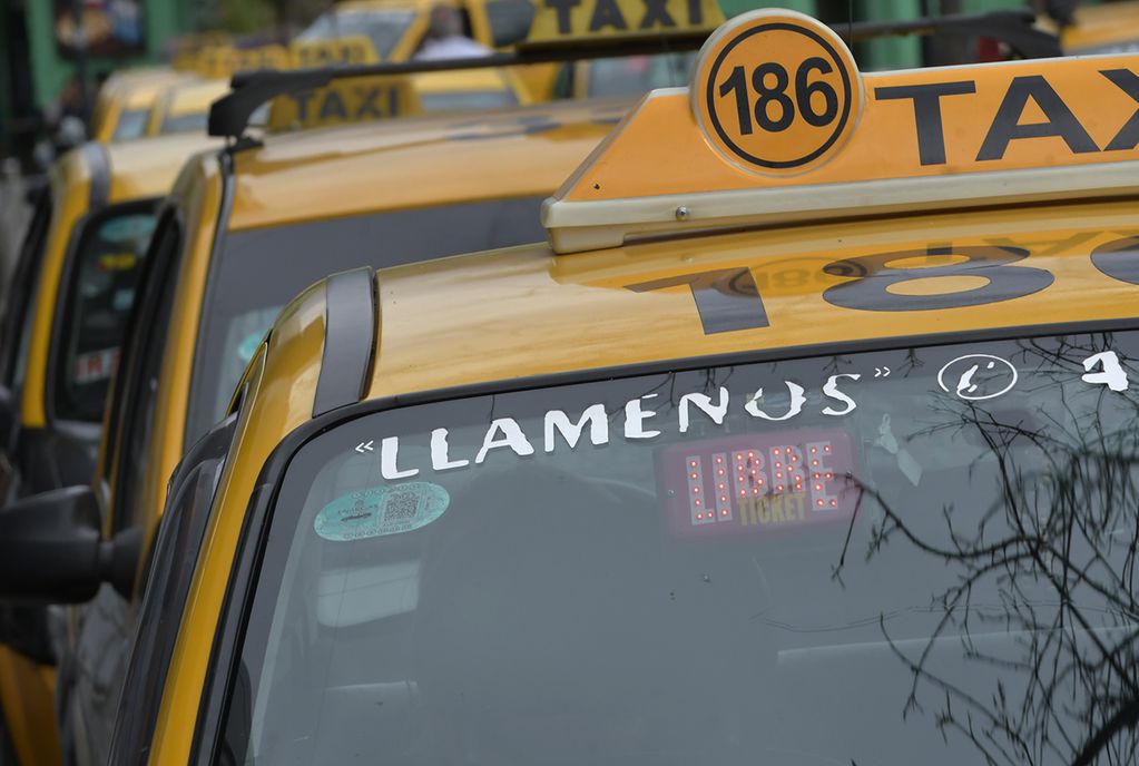 Anunciaron que estudian un aumento en la bajada de bandera de los taxis de Mendoza


Foto: Orlando Pelichotti