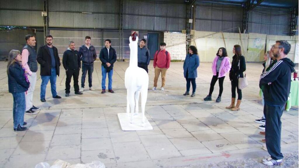Los artistas plásticos convocados por el municipio recibieron cada uno su respectiva estatua de la llama, típico animal de carga que simboliza la fauna autóctona de Jujuy.