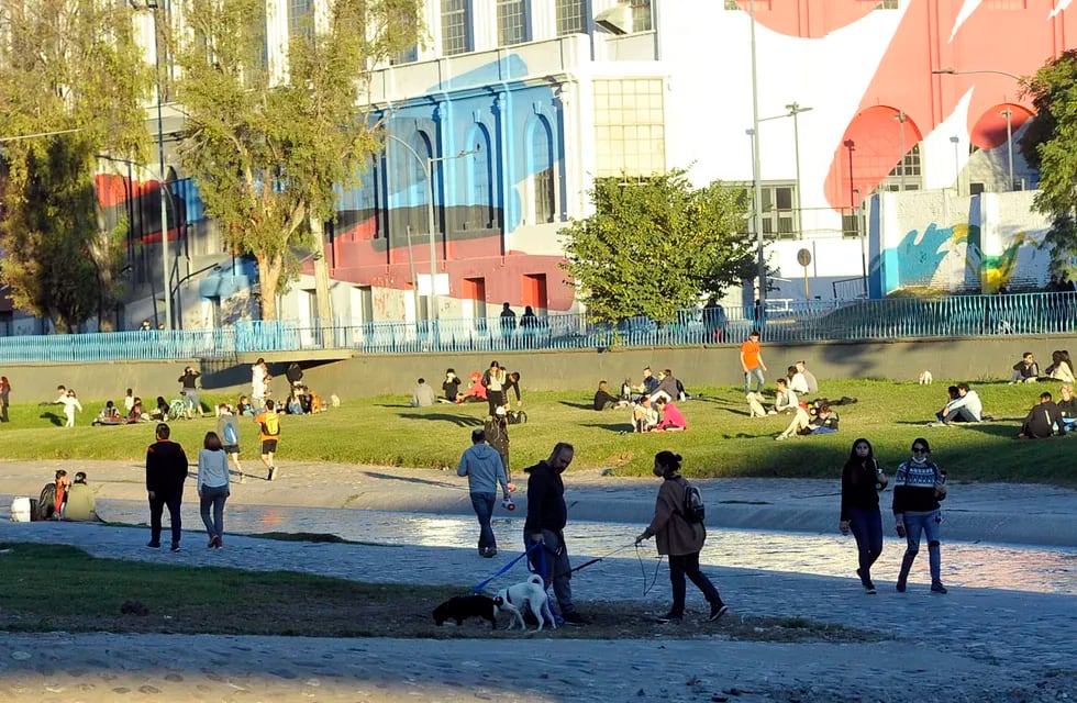 Mucha gente aprovechó el buen clima y paseó por la costanera. (Javier Ferreyra/ La Voz)