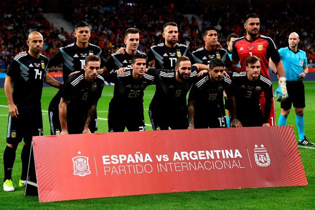 Fabricio Bustos y Maximiliano Meza fueron titulares en la derrota de Argentina por 6-1 ante España. Foto: AFP.