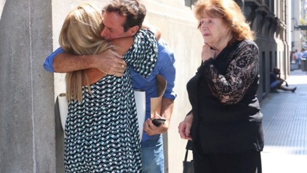 Imagen archivo. Tras estar internada en shock, la mamá de Débora Pérez Volpin llega a la Legislatura para despedir a su hija.