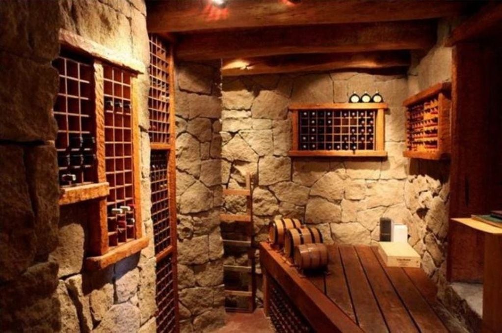 La vinoteca con paredes revestidas en piedras.
