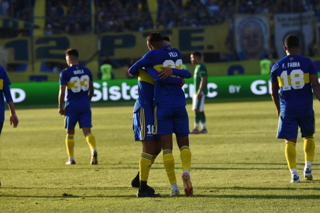 Sebastián Villa se abraza a Aaron Molinas en el festejo de su gol.
