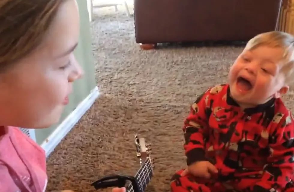 Lydia cantando junto a su hermano.