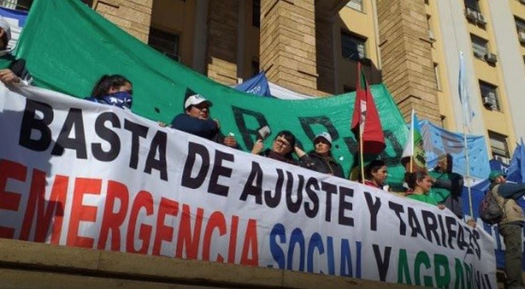 Protesta en el día de San Cayetano, frente a Casa de Gobierno de Mendoza.