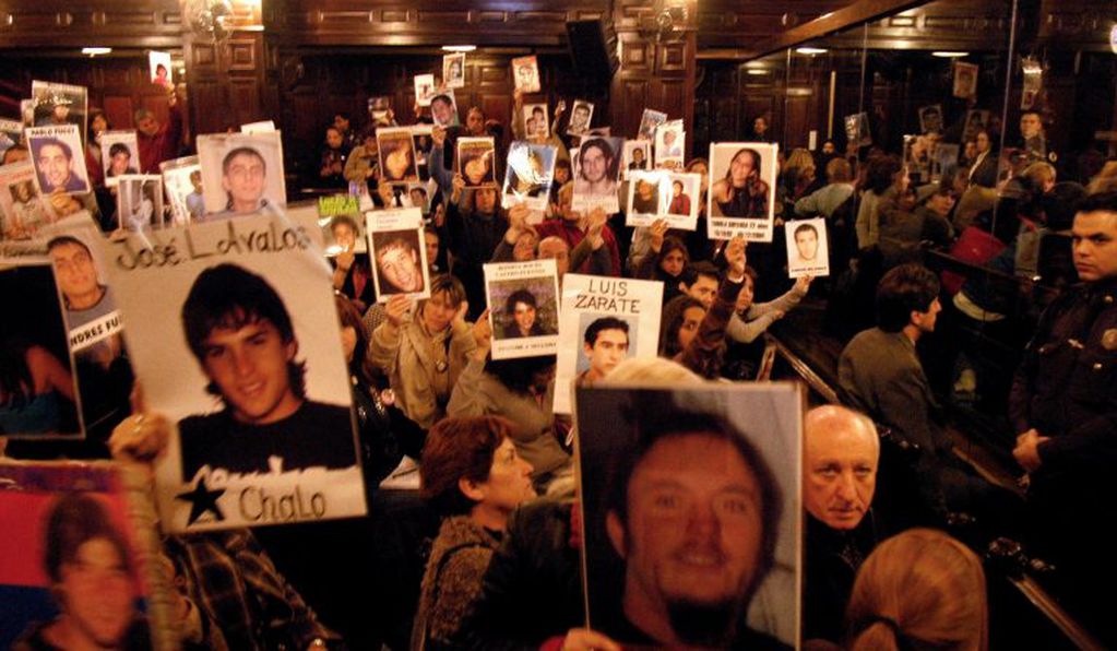 Familiares de víctimas del incendio en la discoteca República Cromañón, al comienzo del juicio, el 19 de agosto de 2008 (EFE/Martín Quintana)