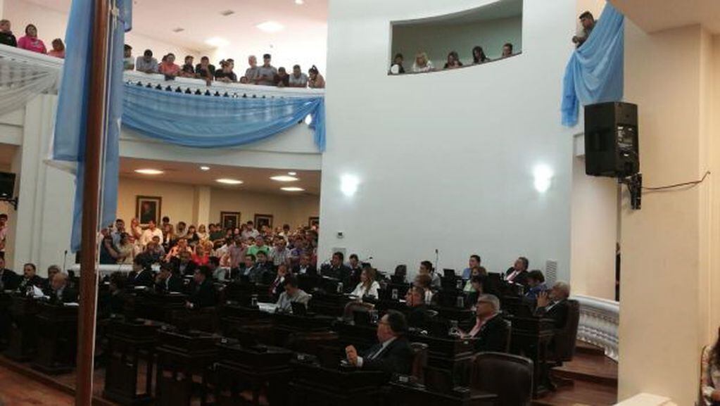 En medio de una gran polémica, los Diputados del oficialismo aprobaron el 19 de diciembre la enmienda de la Constitución Provincial que le permitiría al actual gobernador Sergio Casas buscar su re-reelección