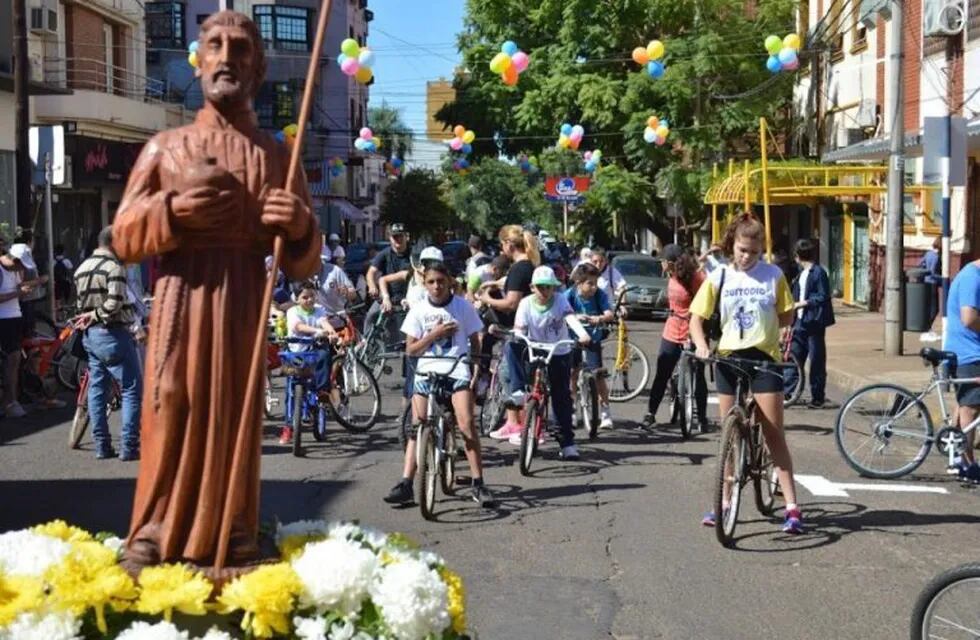 La figura del Santo acompaña cada bicicleteada