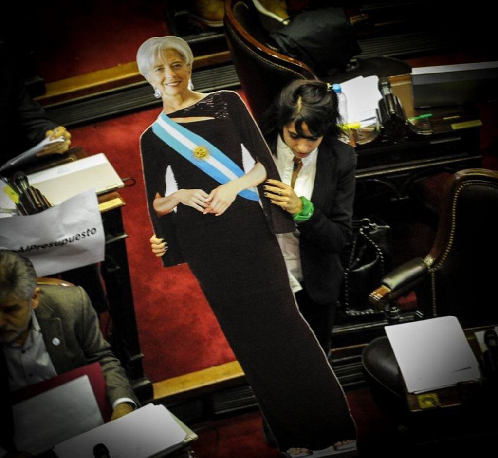 Victoria Donda con la imagen de Christine Lagarde. Foto: Federico López Claro.