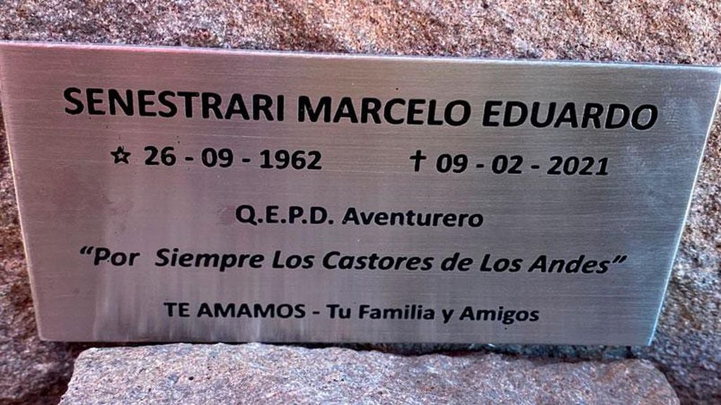 Sabrina colocó una placa en homenaje a Marcelo Senestrari, su padre.