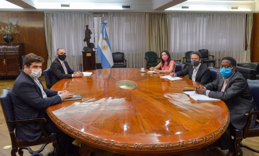 El Ministro de Economía, Martin Guzmán, acompañado por el representante argentino ante el FMI, Sergio Chodos, recibieron a la delegación del FMI. (Foto: Prensa Economía)