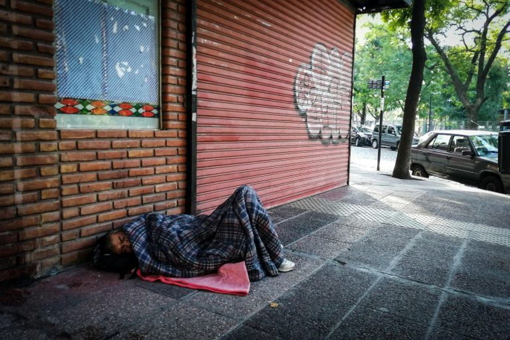 Una persona duerme en la calle este viernes en Buenos Aires (Argentina). (EFE/Juan Ignacio Roncoroni)