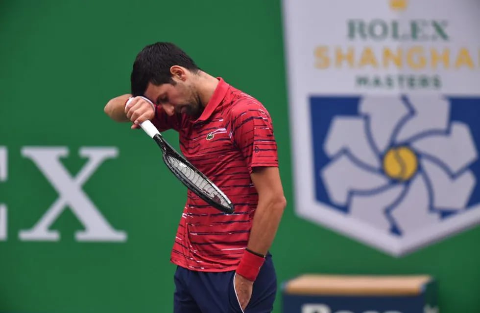 Novak Djokovic perdió en el Masters 1000 de Shanghai y ya no será el número uno del mundo. (AFP)