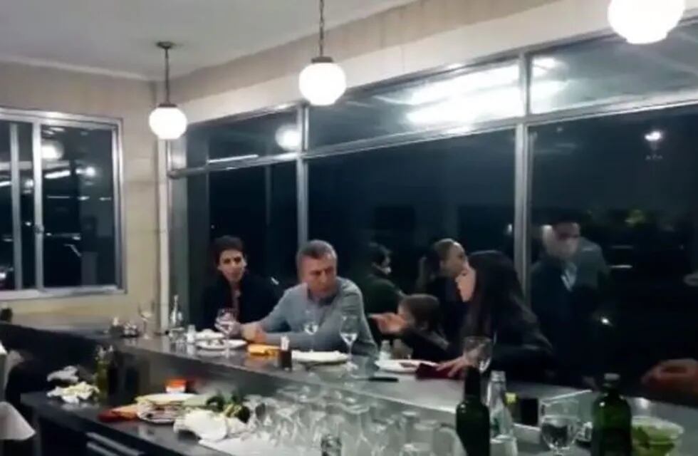 Cena familiar: Macr,  junto a su familia en la Costanera. (Facebook)