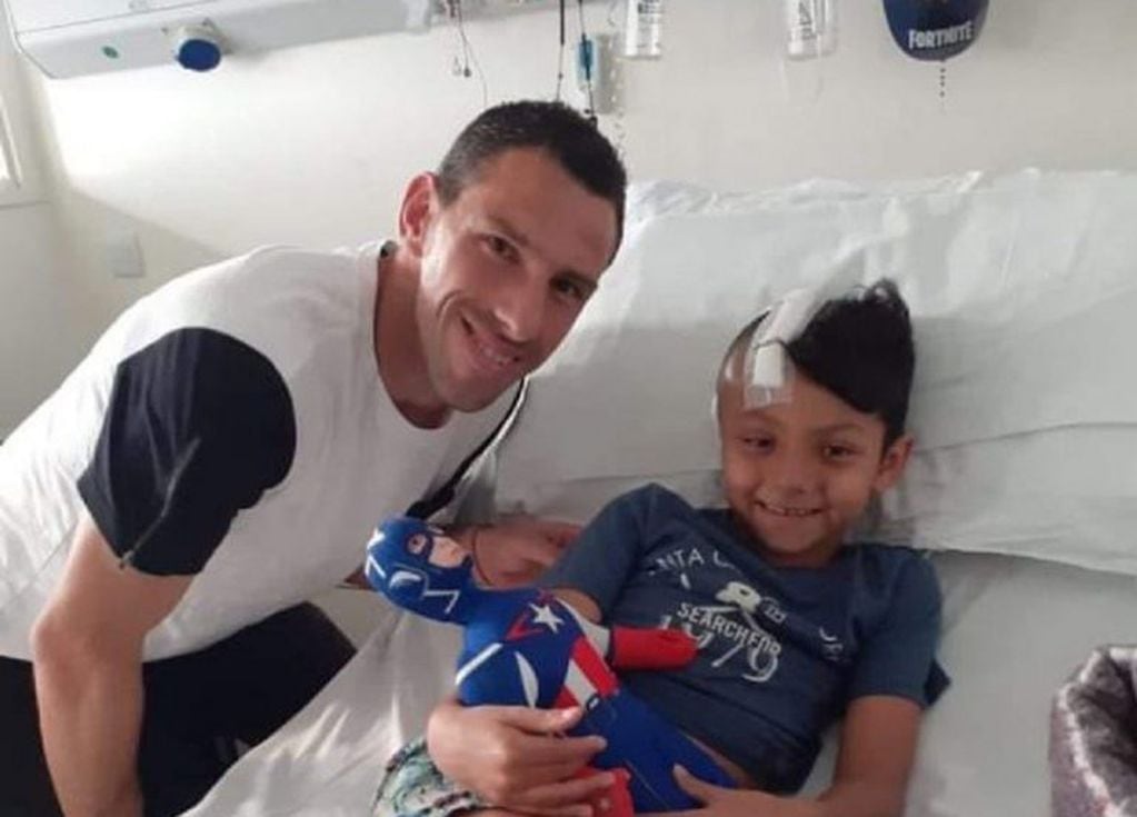 Maxi Rodríguez visitó a Benjamín Biñale en el Hospital de Niños Víctor J. Vilela. (@gordosperduti)
