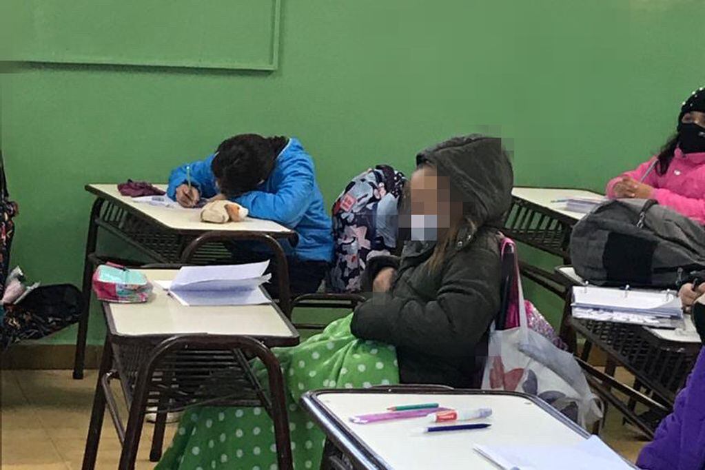Una docente maipucina capturó la realidad que sus alumnos viven con los días de frío en las aulas y las ventanas abiertas.